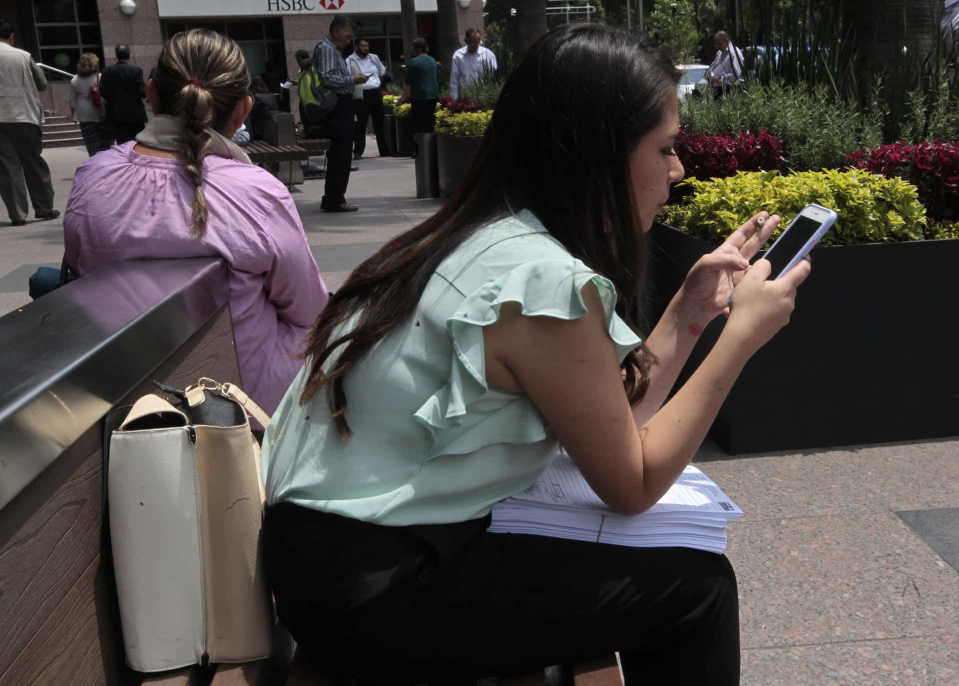 Una persona llena una solicitud de empleo en Ciudad de México (México). Fotografía de archivo. EFE/Mario Guzmán