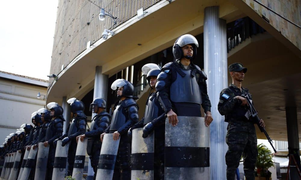 Integrantes de la Policía Militar y del Ejército de Honduras custodian el Congreso Nacional este sábado, en Tegucigalpa (Honduras). EFE/ Gustavo Amador