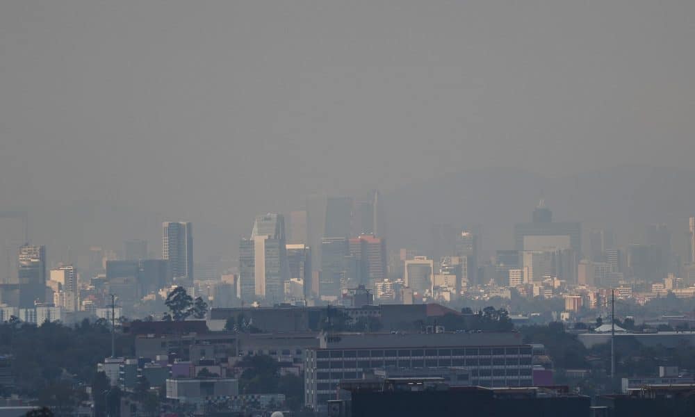 Fotografía que muestra una capa de contaminación sobre la Ciudad de México (México). Imagen de archivo. EFE/ Isaac Esquivel