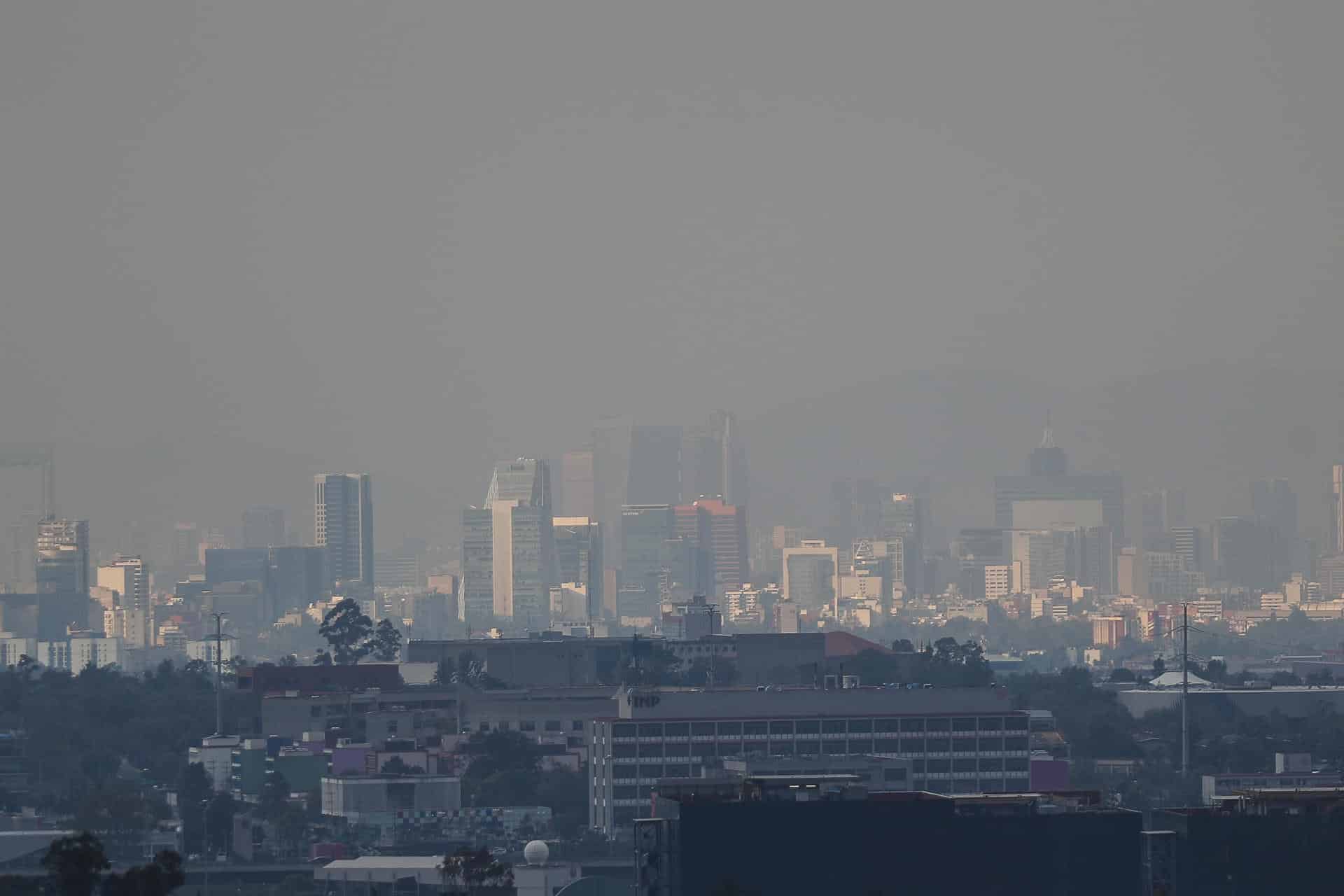 Fotografía que muestra una capa de contaminación sobre la Ciudad de México (México). Imagen de archivo. EFE/ Isaac Esquivel
