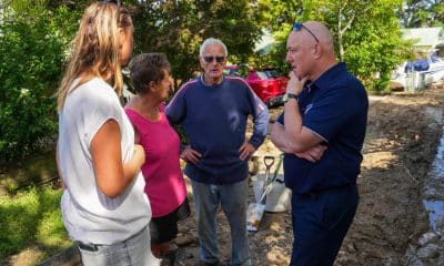 Fotografía publicada en la cuenta de Facebook del primer ministro de Nueva Zelanda, Christopher Luxon (i), donde aparece hablando con rescatistas y vecinos tras el deslizamiento de tierra que impactó a un parque de caravanas del norte del país, que deja al menos seis desaparecidos. Los servicios de emergencia de Nueva Zelanda continúan con la búsqueda de varias personas, entre ellas al menos una niña, que permanecen desaparecidas tras el deslizamiento de tierra que sepultó parte de un cámping en la Isla Norte del país. 
EFE/ @christopher Luxon / Facebook /SOLO USO EDITORIAL NO VENTAS /SOLO DISPONIBLE PARA ILUSTRAR LA NOTICIA QUE ACOMPAÑA (CRÉDITO OBLIGATORIO)