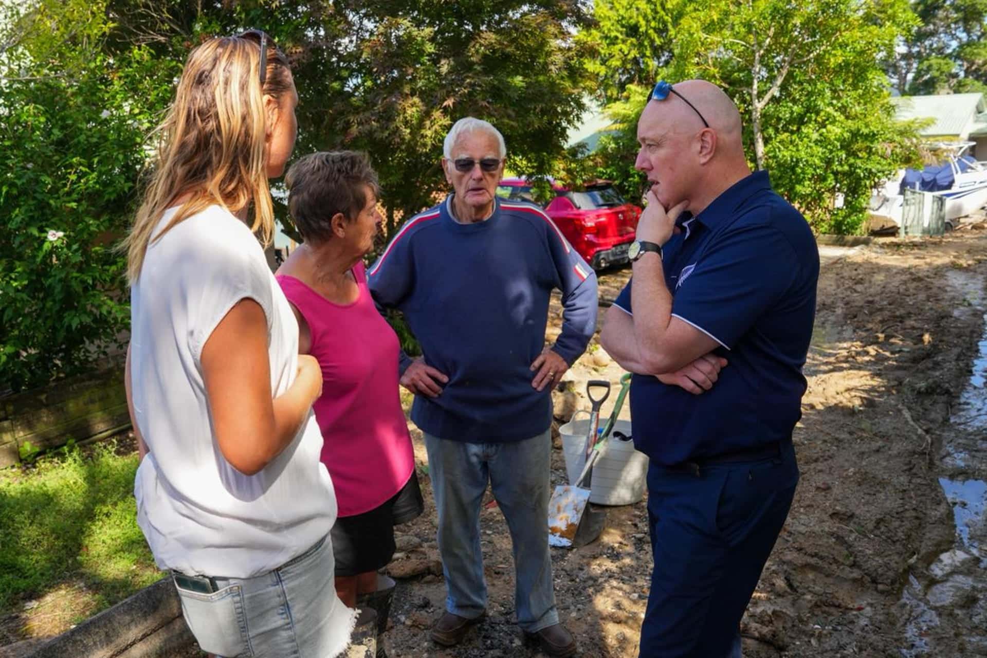 Fotografía publicada en la cuenta de Facebook del primer ministro de Nueva Zelanda, Christopher Luxon (i), donde aparece hablando con rescatistas y vecinos tras el deslizamiento de tierra que impactó a un parque de caravanas del norte del país, que deja al menos seis desaparecidos. Los servicios de emergencia de Nueva Zelanda continúan con la búsqueda de varias personas, entre ellas al menos una niña, que permanecen desaparecidas tras el deslizamiento de tierra que sepultó parte de un cámping en la Isla Norte del país. 
EFE/ @christopher Luxon / Facebook /SOLO USO EDITORIAL NO VENTAS /SOLO DISPONIBLE PARA ILUSTRAR LA NOTICIA QUE ACOMPAÑA (CRÉDITO OBLIGATORIO)