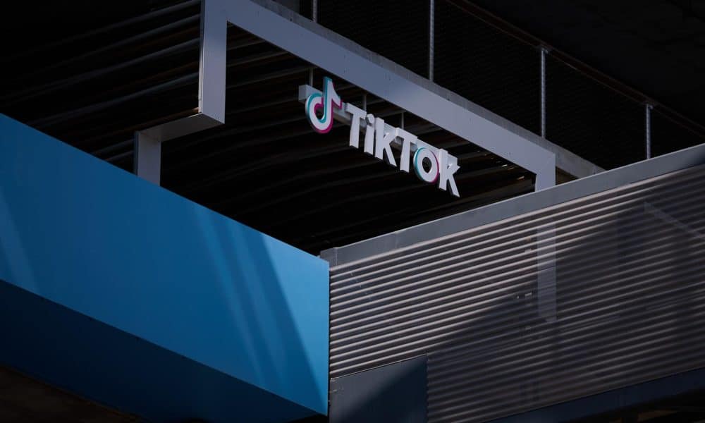 Fotografía de archivo del 15 de septiembre de 2025 que muestra un cartel en la sede de TikTok en Los Ángeles, California, (EE. UU). EFE/ Allison Dinner/ ARCHIVO