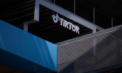 Fotografía de archivo del 15 de septiembre de 2025 que muestra un cartel en la sede de TikTok en Los Ángeles, California, (EE. UU). EFE/ Allison Dinner/ ARCHIVO