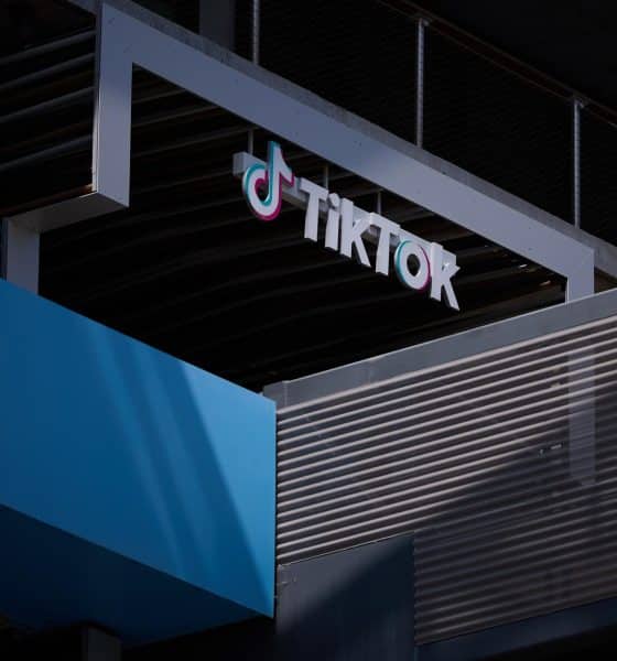 Fotografía de archivo del 15 de septiembre de 2025 que muestra un cartel en la sede de TikTok en Los Ángeles, California, (EE. UU). EFE/ Allison Dinner/ ARCHIVO