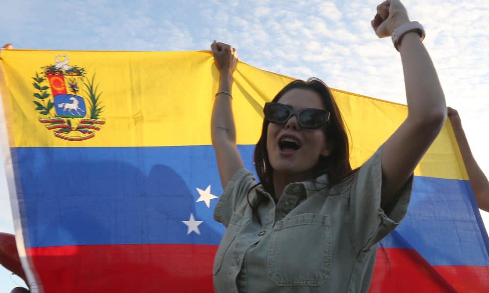 Una persona sostiene una bandera de Venezuela durante una manifestación este 4 de enero de 2026, en Cancún (México). EFE/ Alonso Cupul