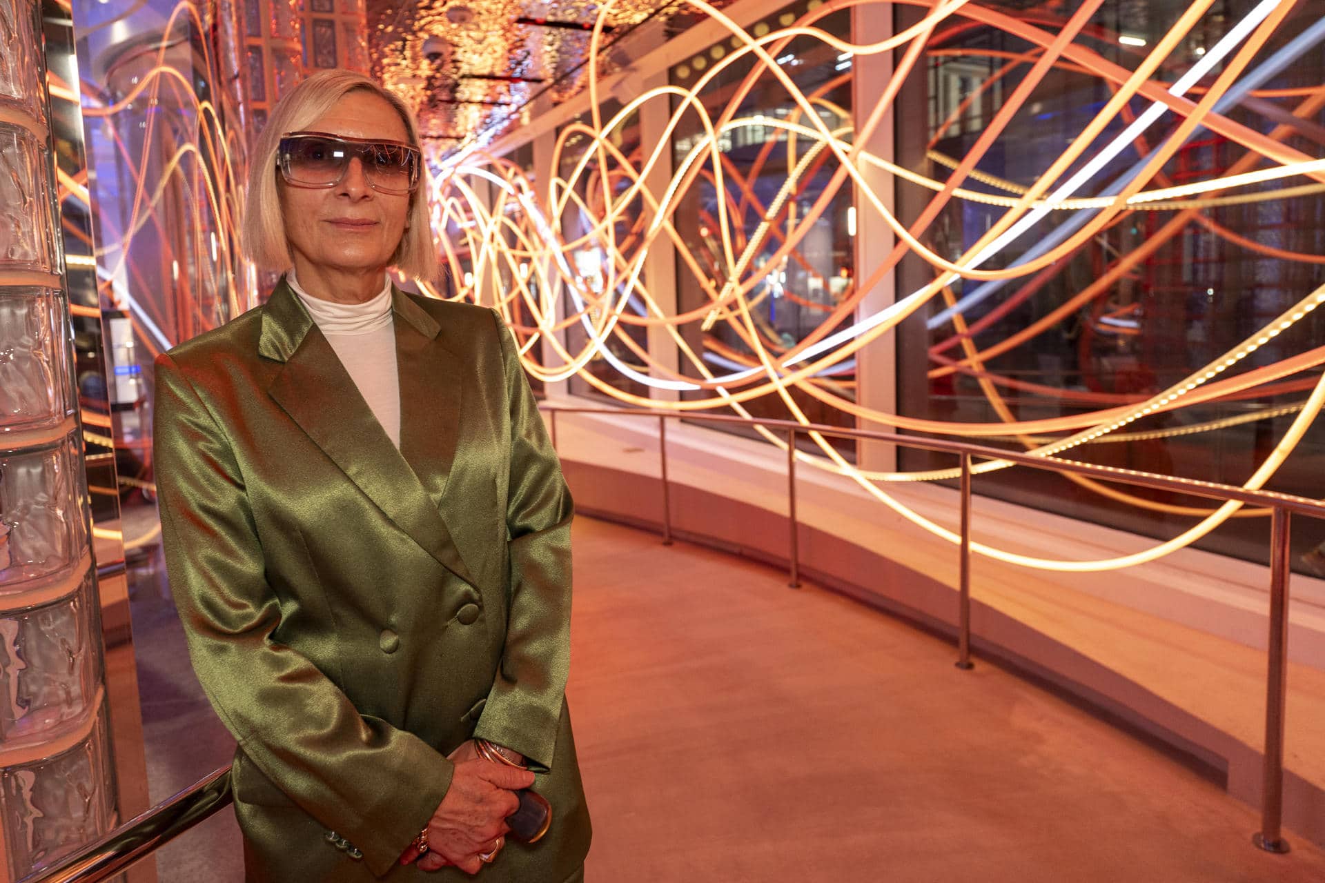 La artista peruana Grimanesa Amorós posa en una entrevista con EFE durante la inauguración de una muestra de luces LED este jueves, en Wall Street, Nueva York (Estados Unidos). EFE/ Angel Colmenares
