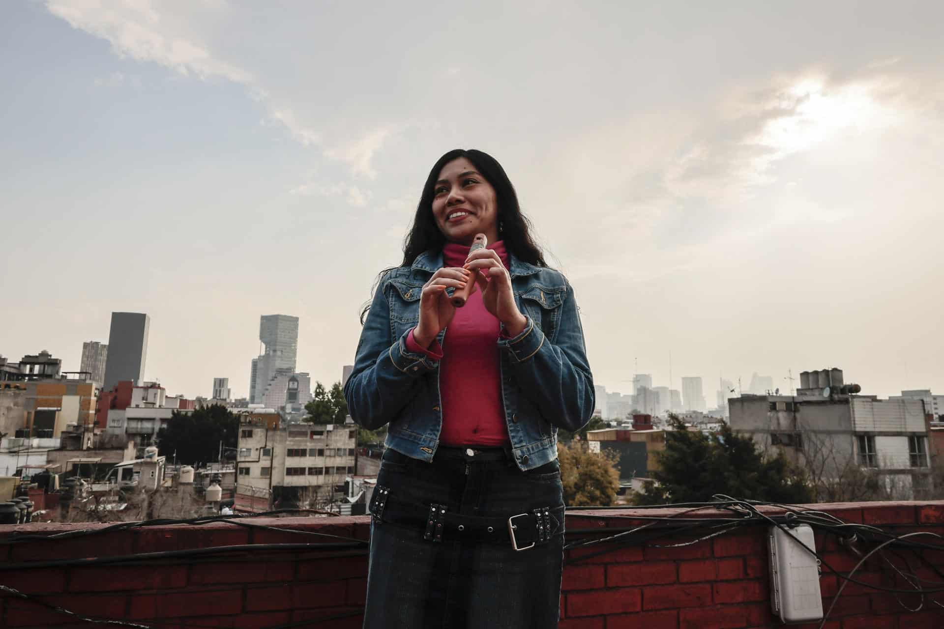 La compositora mexicana Azalea Báalam posa durante una entrevista con EFE este viernes, en Ciudad de México (México). EFE/ José Méndez