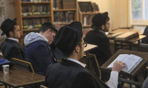 Jóvenes judíos ultraortodoxos. EFE/ Magda Gibelli