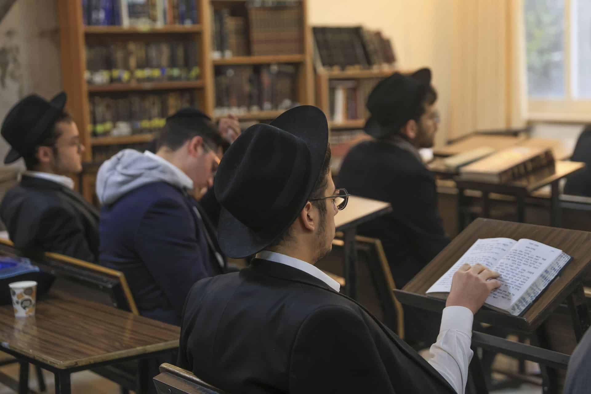 Jóvenes judíos ultraortodoxos. EFE/ Magda Gibelli