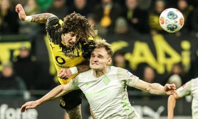 Fabio Silva (i), del Borussia Dortmund, en acción contra Amos Pieper, del Werder Bremen, durante el partido de la Bundesliga disputado entre ambos equipos este martes. EFE/FRIEDEMANN VOGEL