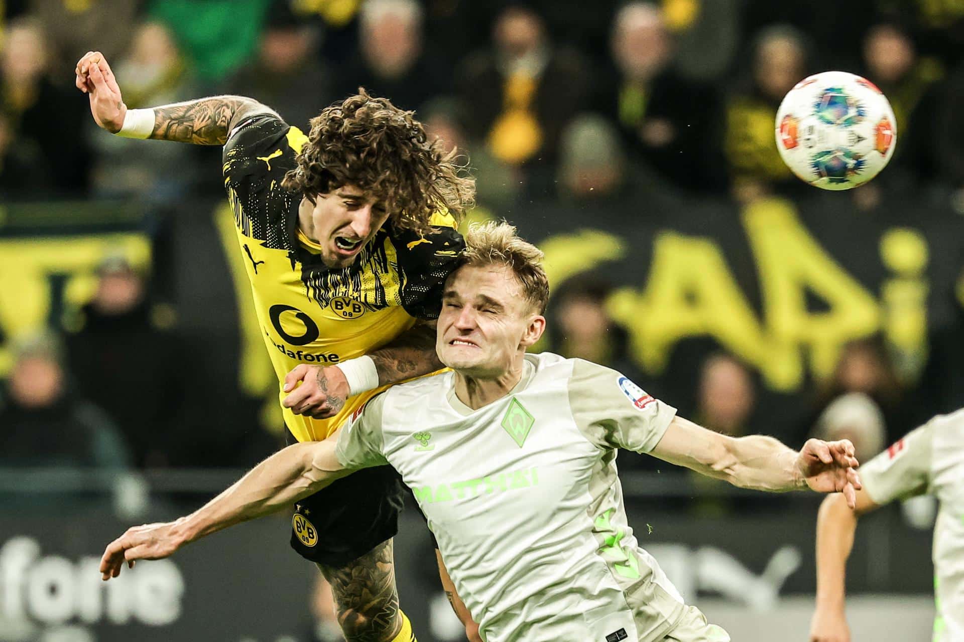 Fabio Silva (i), del Borussia Dortmund, en acción contra Amos Pieper, del Werder Bremen, durante el partido de la Bundesliga disputado entre ambos equipos este martes. EFE/FRIEDEMANN VOGEL