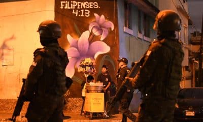 Integrantes de la Policía Nacional Civil (PNC) y del Ejército de Guatemala participan en un operativo en el barrio El Gallito este jueves, en Ciudad de Guatemala (Guatemala). EFE/Alex Cruz