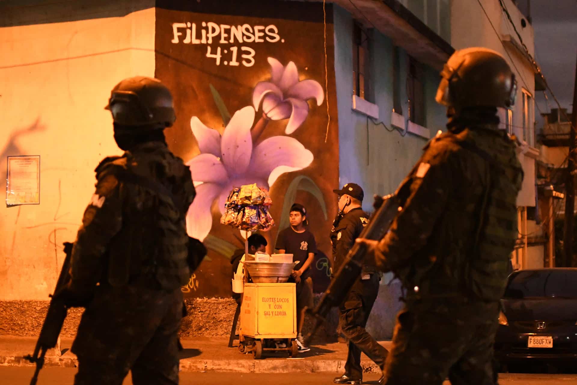 Integrantes de la Policía Nacional Civil (PNC) y del Ejército de Guatemala participan en un operativo en el barrio El Gallito este jueves, en Ciudad de Guatemala (Guatemala). EFE/Alex Cruz