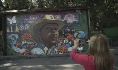 Una persona toma una fotografía de un mural en memoria del alcalde de Urapan Carlos Manzo en el Parque Nacional de Uruapan (México). Fotografía de archivo. EFE/ Iván Villanueva