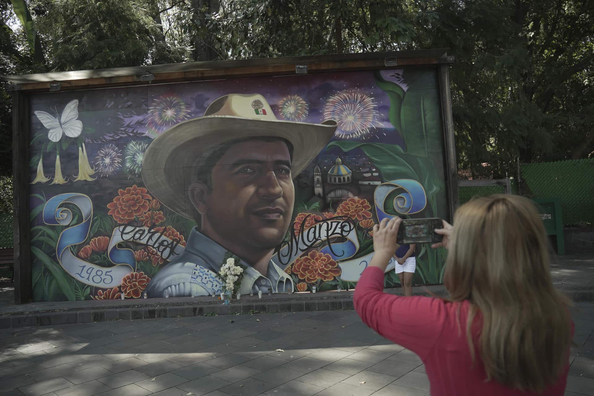 Una persona toma una fotografía de un mural en memoria del alcalde de Urapan Carlos Manzo en el Parque Nacional de Uruapan (México). Fotografía de archivo. EFE/ Iván Villanueva