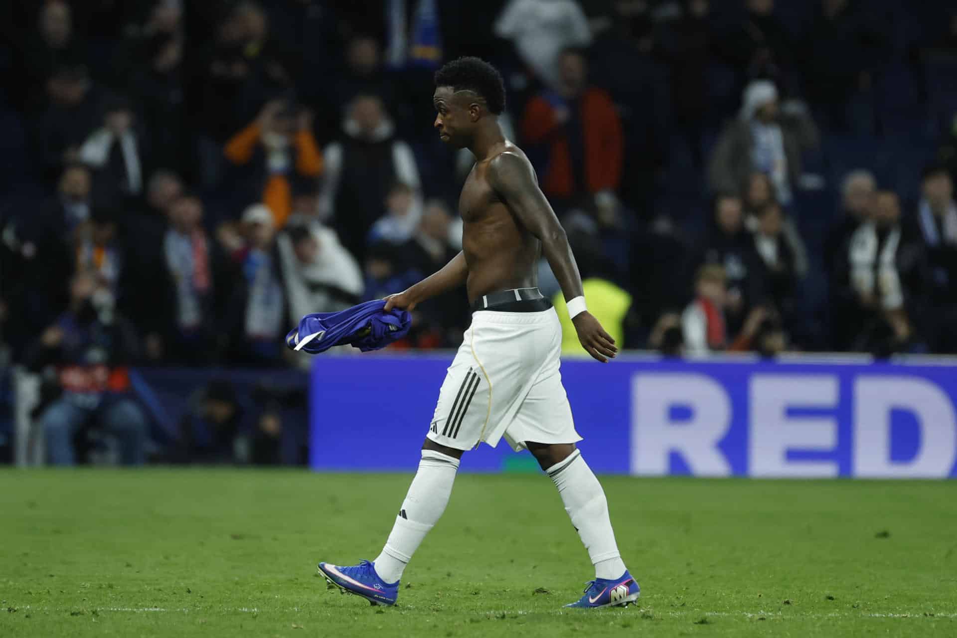 El delantero brasileño del Real Madrid Vinicius Jr. al finalizar el encuentro de primera ronda de Liga de Campeones que Real Madrid y AS Mónaco disputaron en el estadio Santiago Bernabéu, en Madrid. EFE/ Juanjo Martín
