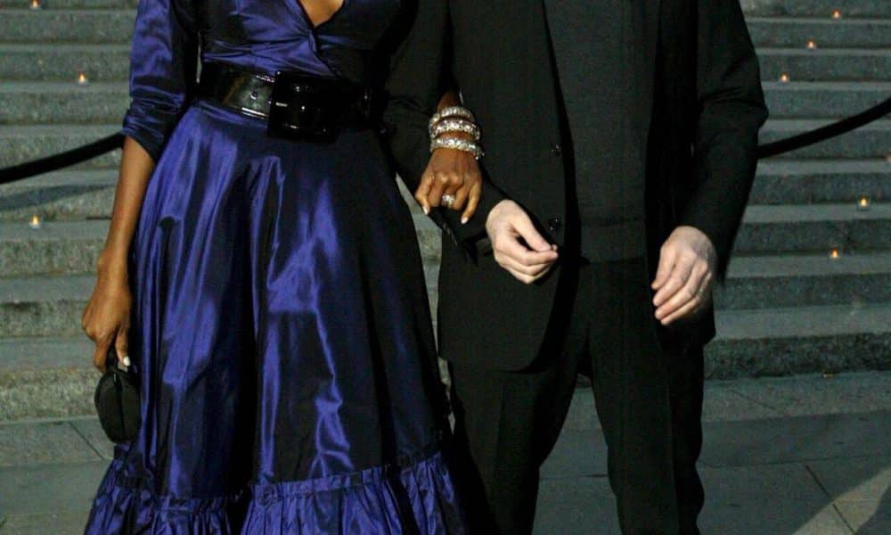 David Bowie y su esposa, la supermodelo Iman, en una imagen de archivo tomada en Nueva York, en la Fiesta Vanity Fair del Festival de Cine Tribeca 2006. EFE/JASON SZENES