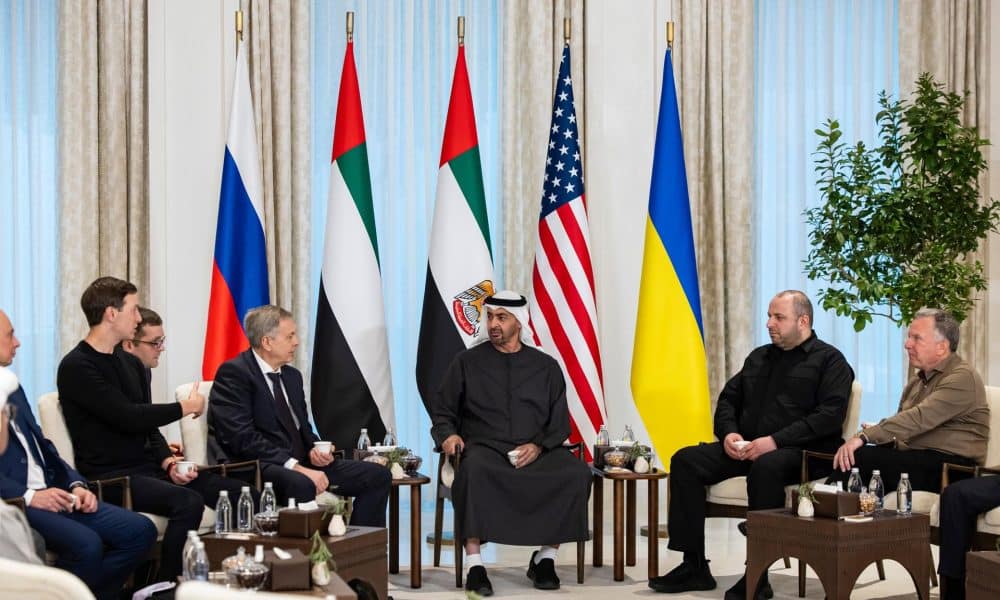 Los participantes en las negociaciones Ucrania-Rusia de Abu Dabi. EFE/EPA/UAE Presidential Court /HANDOUT HANDOUT HANDOUT EDITORIAL USE ONLY/NO SALES