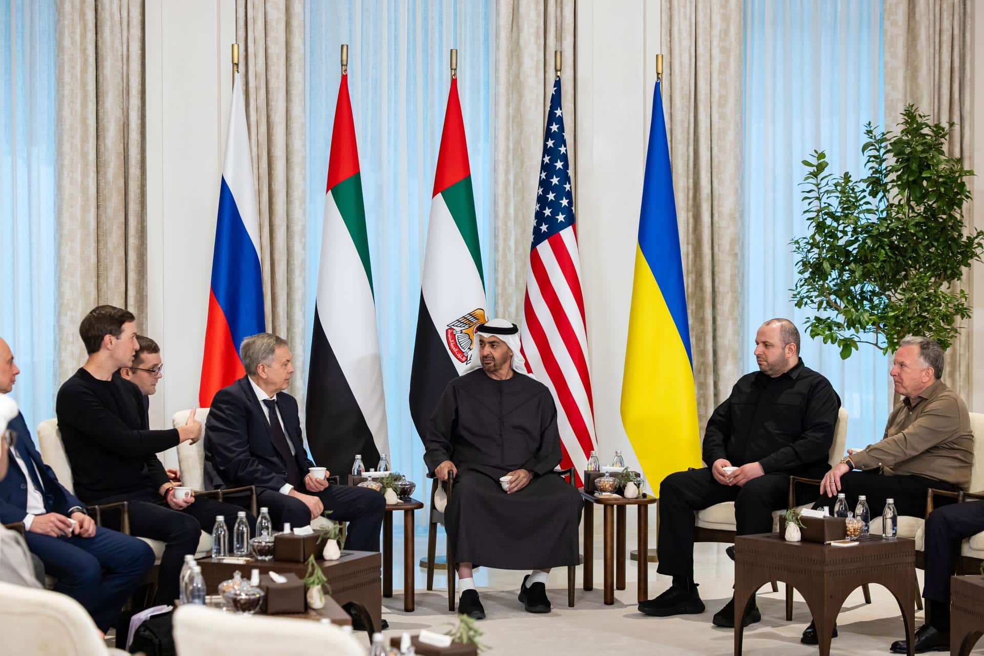 Los participantes en las negociaciones Ucrania-Rusia de Abu Dabi. EFE/EPA/UAE Presidential Court /HANDOUT HANDOUT HANDOUT EDITORIAL USE ONLY/NO SALES