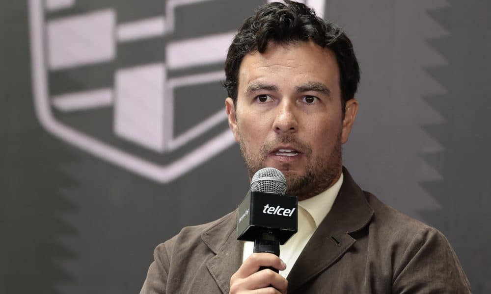El piloto del equipo Cadillac de Fórmula 1, Sergio Pérez, habla durante una rueda de prensa en Ciudad de México (México). Fotografía de archivo. EFE/José Méndez