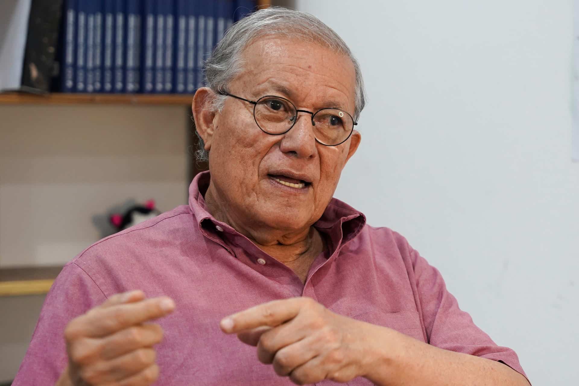 El analista nicaragüense Óscar René Vargas habla durante una entrevista con EFE este jueves, en San José (Costa Rica). EFE/ STR