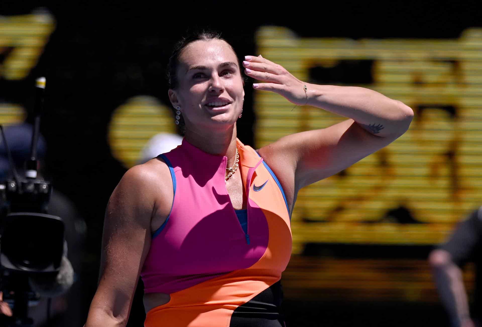 Aryna Sabalenka de Bielorrusia celebra la victoria en su partido de cuartos de final femenino contra Iva Jovic de EE.UU. EFE/EPA/JAMES ROSS