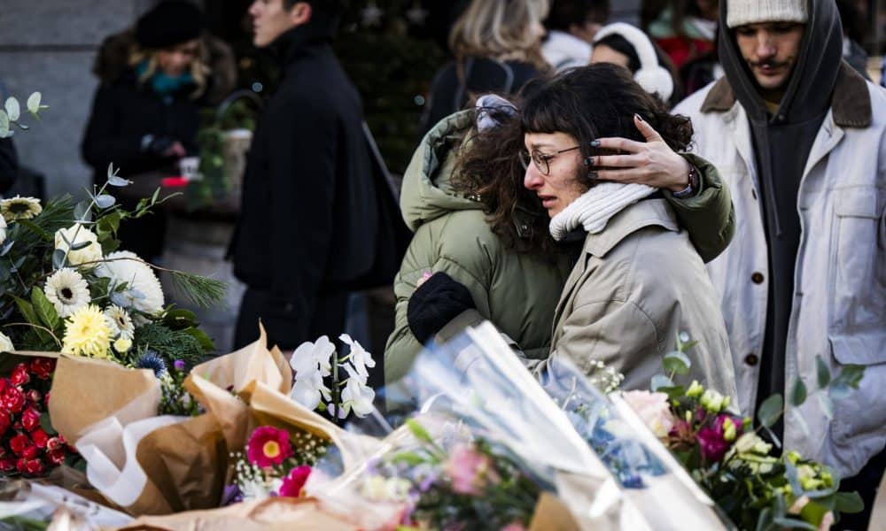 CRANS MONTANA (Suiza), 02/01/2026.- Ciudadanos rinden homenaje a las víctimas del incendio de Nochevieja en la estación de esquí suiza de Crans Montanaen, cerca del bar donde ocurrió la tragedia que provocó unos de 40 muertos. EFE/EPA/JEAN-CHRISTOPHE BOTT