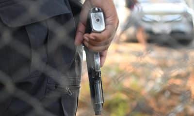 Un integrante de las Fuerzas Armadas participa en el operativo para tomar el control de la cárcel de máxima seguridad denominada 'Renovación I' este domingo, en Escuintla (Guatemala). EFE/ Alex Cruz