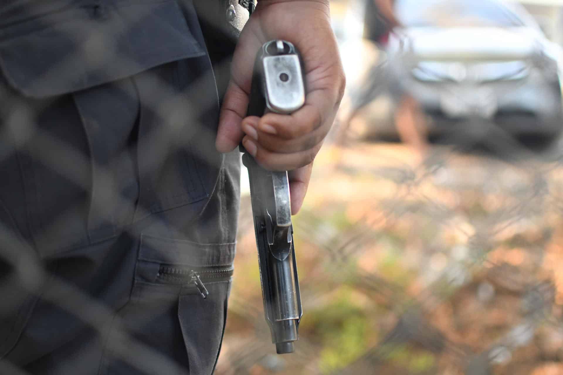 Un integrante de las Fuerzas Armadas participa en el operativo para tomar el control de la cárcel de máxima seguridad denominada 'Renovación I' este domingo, en Escuintla (Guatemala). EFE/ Alex Cruz