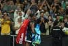 La tenista estadounidense Venus Williams abandona la cancha tras perder el partido de primera ronda de individuales femeninos contra la serbia Olga Danilovic en el primer día del Abierto de Australia, en Melbourne. EFE/EPA/LUKAS COCH
