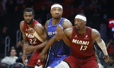 Andrew Wiggins (i) y Bam Adebayo (d) de Miami Heat reaccionan junto a Wendell Carter Jr. de Orlando Magic este miércoles en un partido de la NBA en el Kaseya Center, en Miami, Florida (Estados Unidos). EFE/ Rhona Wise /