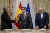 El ministro español de Justicia, Félix Bolaños (c), el presidente de la Conferencia Episcopal, Luis Argüello (i), y el presidente de la Conferencia Española de Religiosos (CONFER), Jesús Díaz Sariego (d), en la firma de un acuerdo para la reparación de víctimas de abusos sexuales cometidos en el seno de la Iglesia católica. EFE/ Daniel González