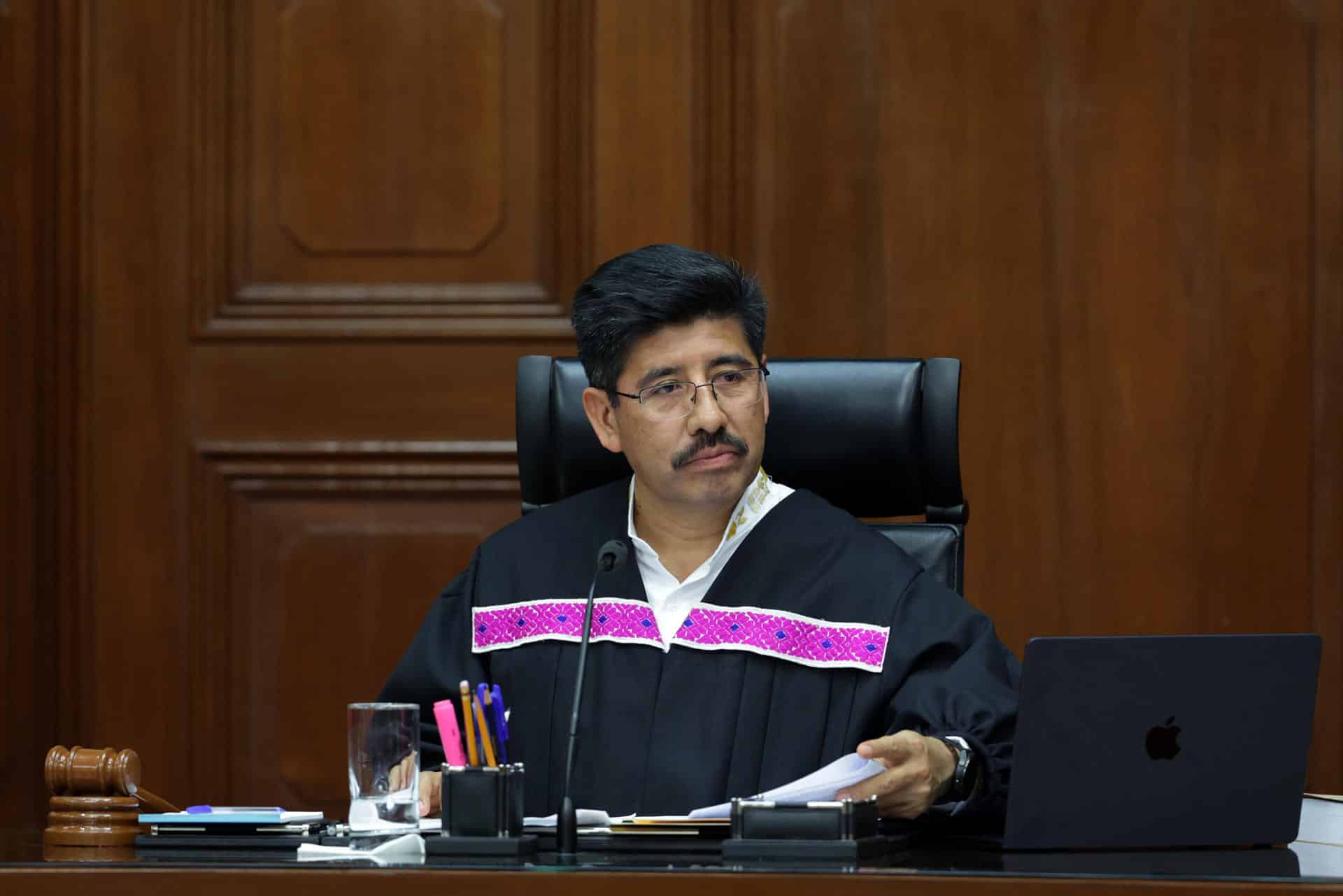Fotografía cedida por la Suprema Corte de Justicia de la Nación (SCJN) del ministro presidente Hugo Aguilar Ortiz durante una sesión de trabajo este martes, en la ciudad de México (México). EFE/ Suprema Corte de Justicia de la Nación /SOLO USO EDITORIAL/ NO VENTAS/ SOLO DISPONIBLE PARA ILUSTRAR LA NOTICIA QUE ACOMPAÑA (CRÉDITO OBLIGATORIO)
