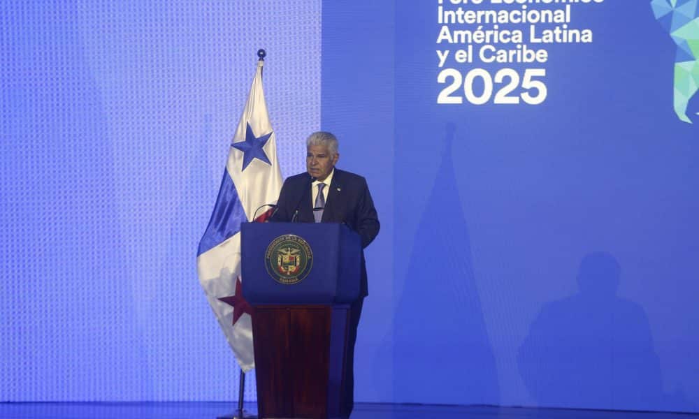 Fotografía de archivo del 29 de enero de 2025 que muestra al presidente de Panamá, José Raúl Mulino, hablando durante la apertura del Foro Económico Internacional de América Latina y el Caribe 2025 en Ciudad de Panamá (Panamá). EFE/ Carlos Lemos/ARCHIVO