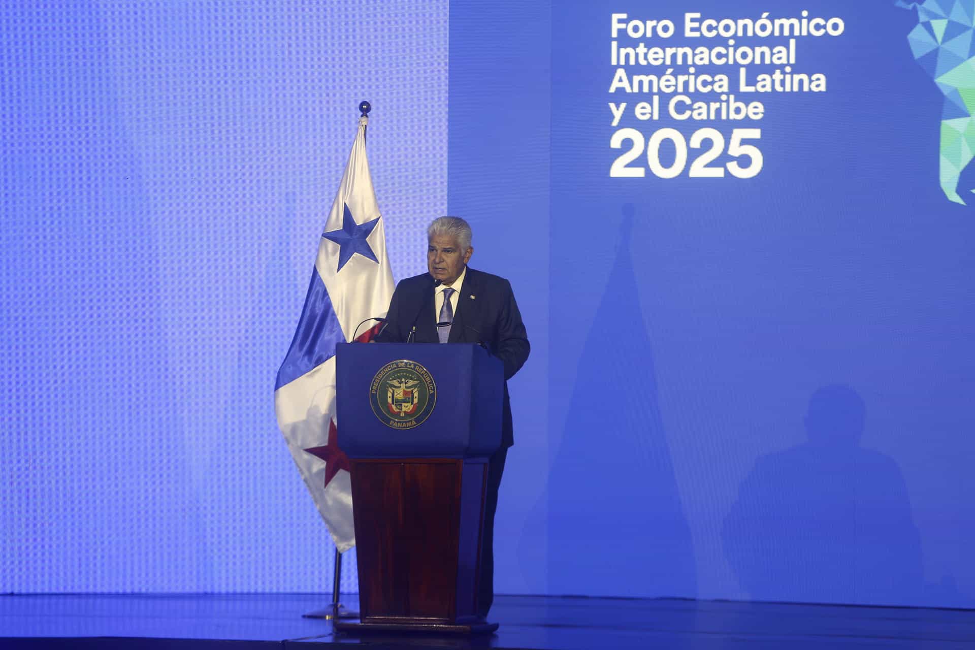 Fotografía de archivo del 29 de enero de 2025 que muestra al presidente de Panamá, José Raúl Mulino, hablando durante la apertura del Foro Económico Internacional de América Latina y el Caribe 2025 en Ciudad de Panamá (Panamá). EFE/ Carlos Lemos/ARCHIVO