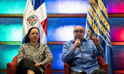 El director del Festival de Cine Global de Santo Domingo, Omar de la Cruz (d), habla junto a Zurich Sosa, gerente de Marketing de Caribbean Cinemas, en una rueda de prensa este lunes, en Santo Domingo (República Dominicana). EFE/Orlando Barría
