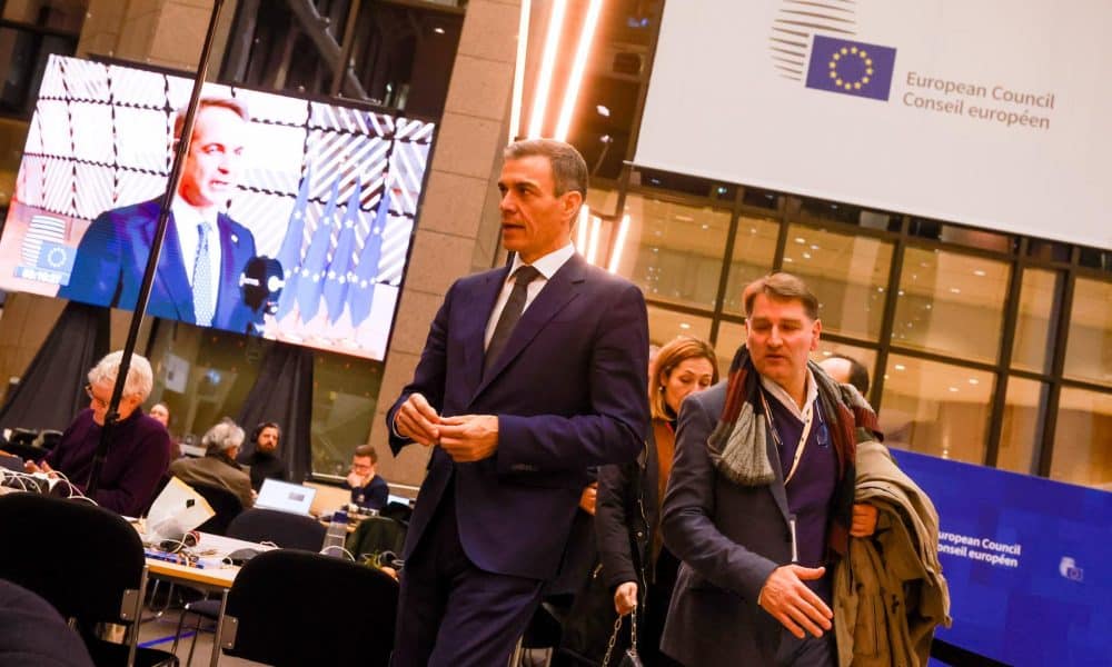 El presidente del gobierno español Pedro Sánchez (C) de camino a una conferencia de prensa al final de una reunión informal de los miembros del Consejo Europeo en Bruselas, Bélgica.EFE/EPA/OLIVIER HOSLET