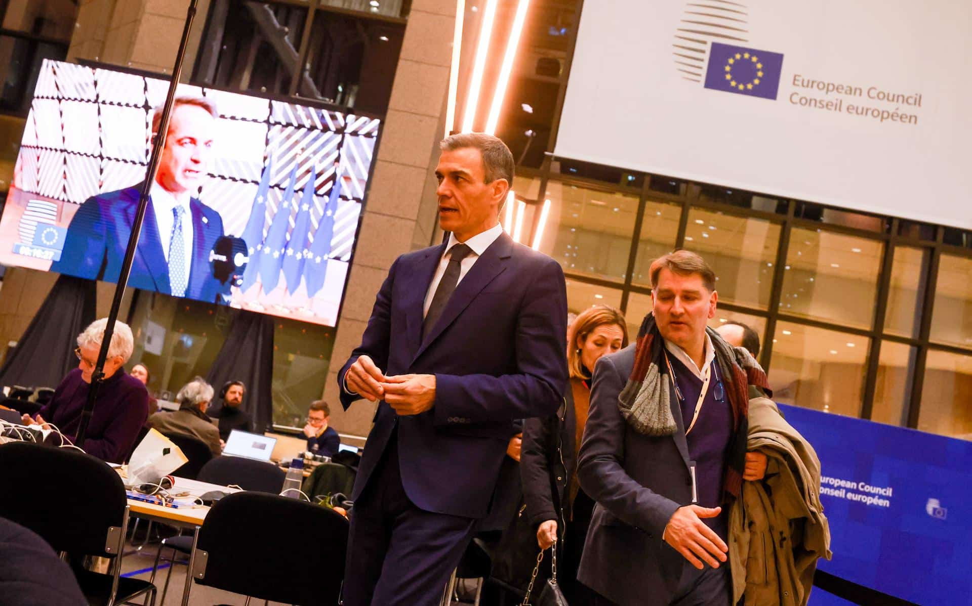 El presidente del gobierno español Pedro Sánchez (C) de camino a una conferencia de prensa al final de una reunión informal de los miembros del Consejo Europeo en Bruselas, Bélgica.EFE/EPA/OLIVIER HOSLET