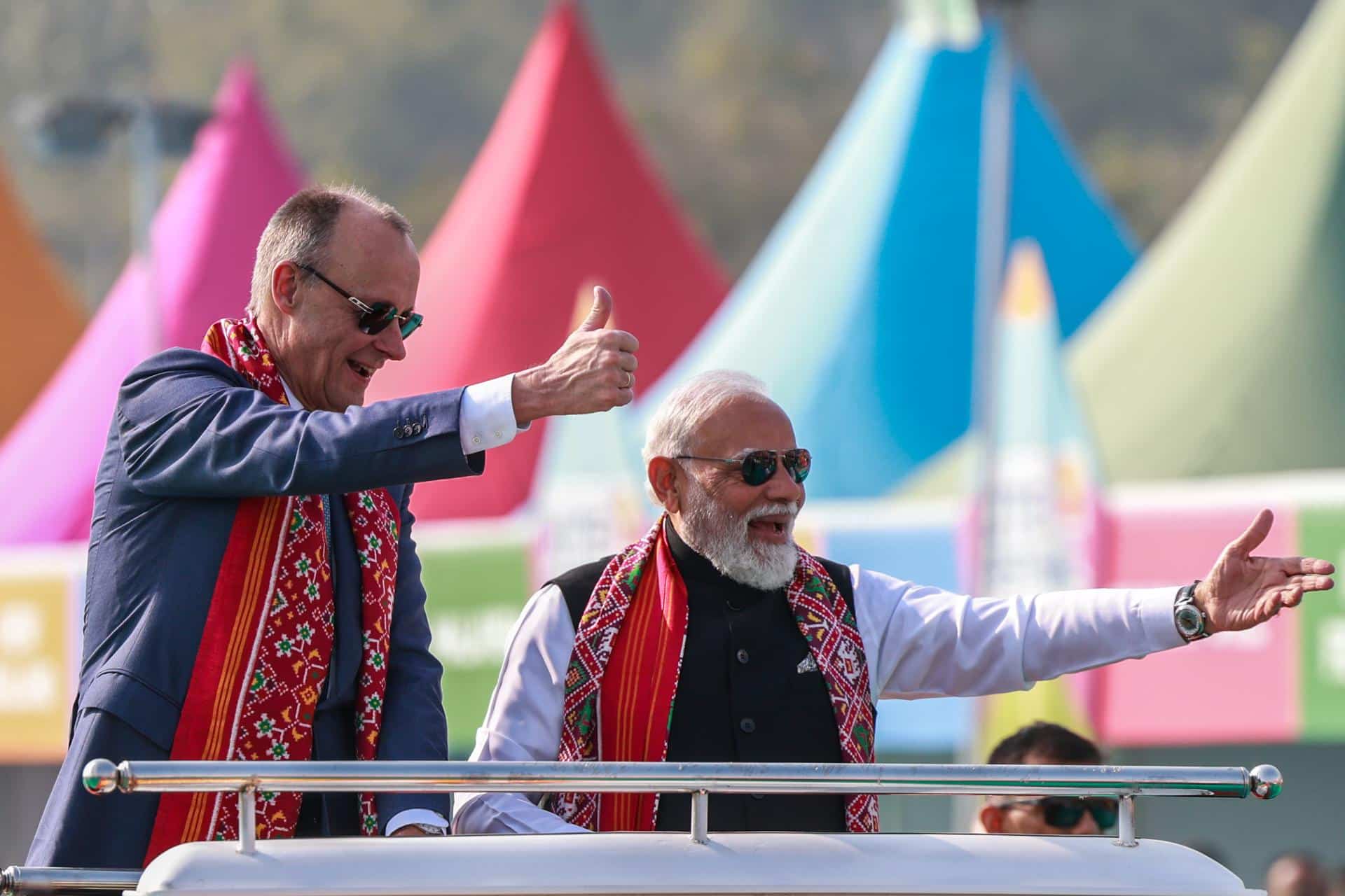 AHMEDABAD (India), 12/01/2026.- German Chancellor Friedrich Merz (L) and Indian Prime Minister Narendra Modi (R) attend the International Kite Festival at the Sabarmati Riverfront in Ahmedabad, Gujarat, India, 12 January 2026. The German chancellor is on a two-day official visit to India. EFE/EPA/DIVYAKANT SOLANKI