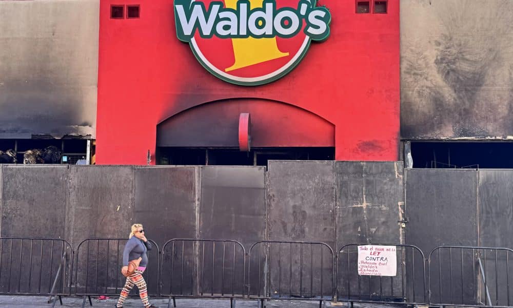 Una persona camina frente a la tienda de la cadena Waldo’s en Hermosillo, Sonora (México). Fotografía de archivo. EFE/ Daniel Sánchez