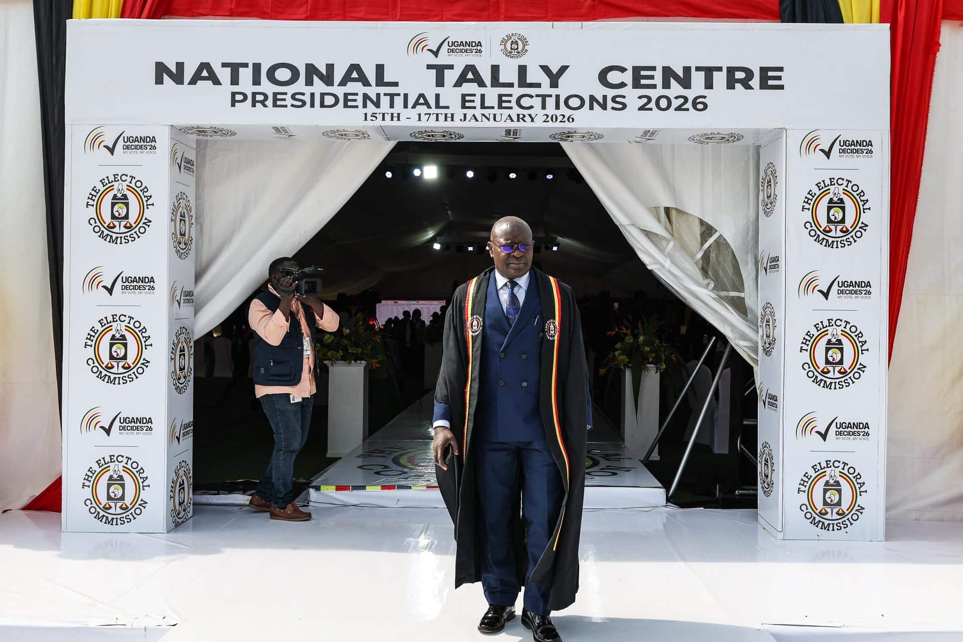 Kampala, 17/01/2026.- El presidente de la Comisión Electoral de Uganda, el juez Simon Mugenyi Byabakama (C), tras la rueda de prensa que ofreció dos días después de las elecciones presidenciales en las que ha vencido el presidente Yoveri Museveni, de 81 años, quien ejercerá su séptimo mandato. EFE/EPA/DANIEL IRUNGU