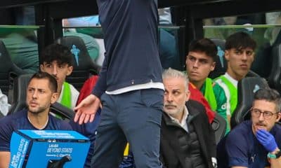 El entrenador del Valencia, Carlos Corberán, durante el partido de LaLiga que su equipo ha disputado contra el Celta de Vigo en el estadio de Balaidos en Vigo. EFE / Salvador Sas
