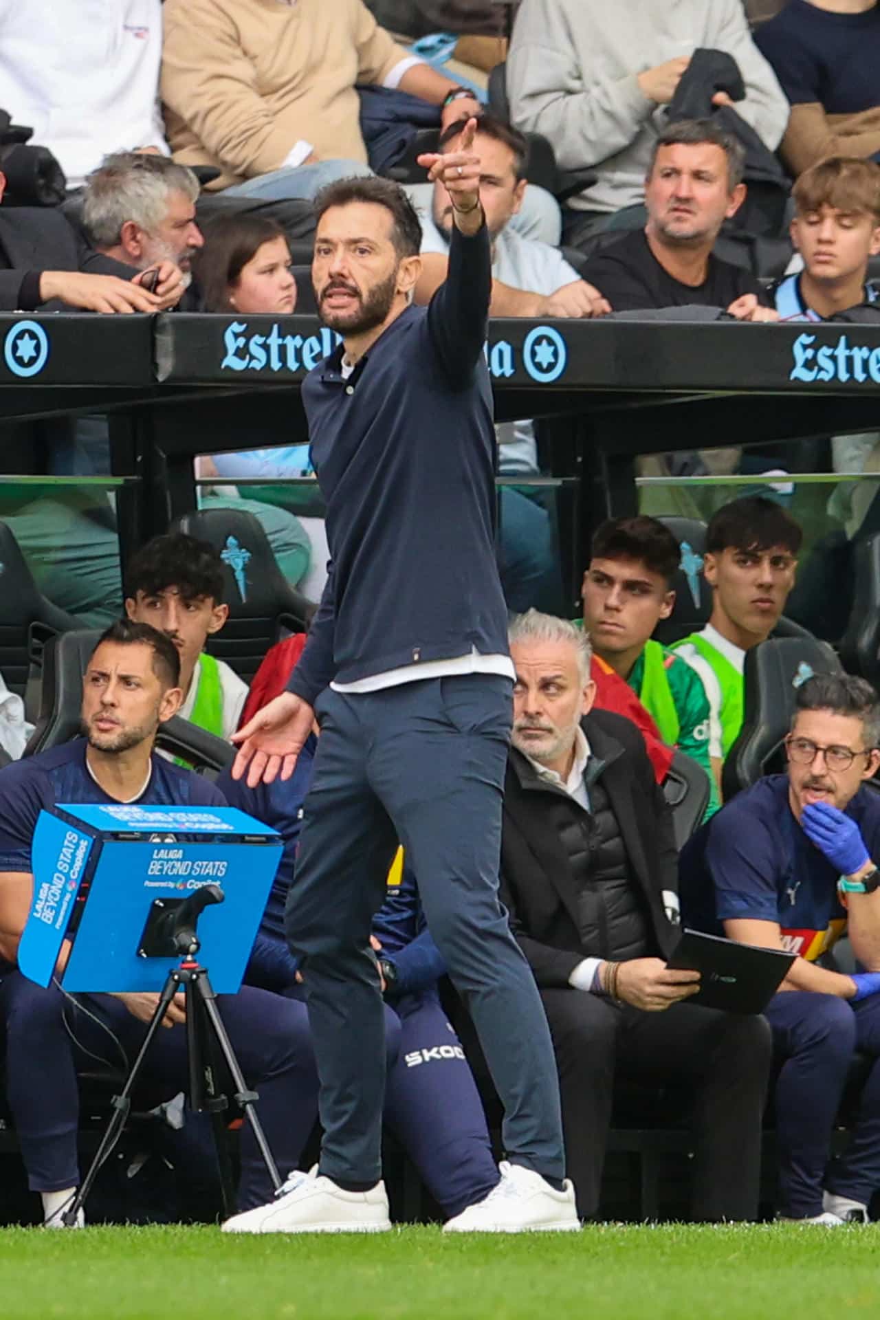 El entrenador del Valencia, Carlos Corberán, durante el partido de LaLiga que su equipo ha disputado contra el Celta de Vigo en el estadio de Balaidos en Vigo. EFE / Salvador Sas