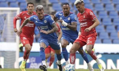 Gonzalo Piovi (i) de Cruz Azul disputa el balón con Diego González de Atlas este miércoles, en un partido de la Liga MX, en el estadio Cuauhtémoc, en Puebla (México). EFE/ Hilda Ríos