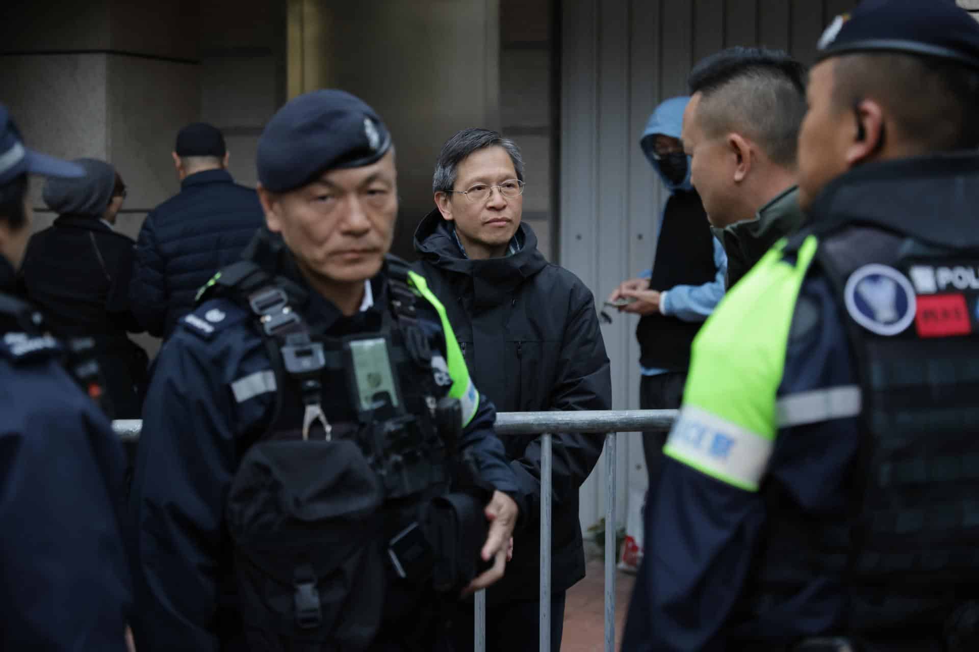 Fuertes medidas de seguridad antes del inicio del juicio contra los organizadores de vigilias por Tiananmen en Hong Kong.
 EFE/EPA/MAY JAMES