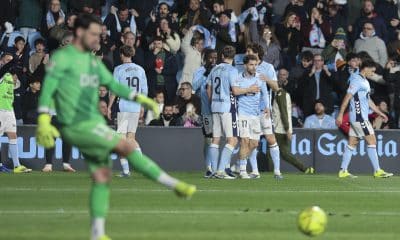 Los jugadores del Celta celebran el tercer gol ante el Rayo, durante el partido de LaLiga de fútbol que Celta de Vigo y Rayo Vallecano disputaron en el estadio de Balaídos. EFE/Salvador Sas
