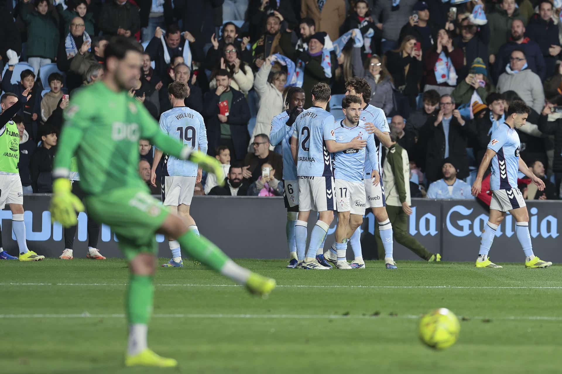 Los jugadores del Celta celebran el tercer gol ante el Rayo, durante el partido de LaLiga de fútbol que Celta de Vigo y Rayo Vallecano disputaron en el estadio de Balaídos. EFE/Salvador Sas