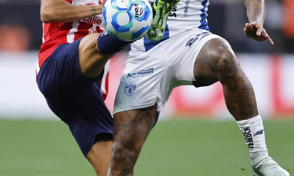 Omar Govea (i), de Guadalajara, disputa un balón con Robert Nunes, de Pachuca, en un partido de la jornada 1 de la Liga MX entre Guadalajara y Pachuca en el Estadio Akron en Guadalajara (México). EFE/Francisco Guasco