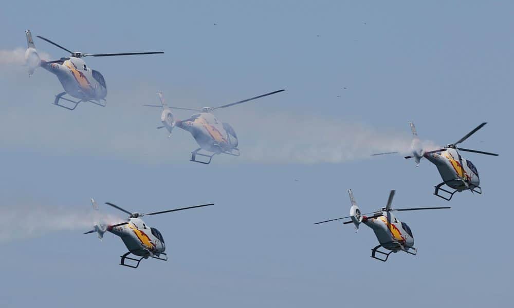 Fotografía que muestra helicópteros durante la exhibición aérea de la patrulla de helicópteros ASPA del Ejército del Aire y del Espacio de Españasobre la playa de Ipanema en Río de Janeiro (Brasil). EFE/ André Coelho